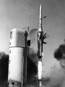 En 1965, la France réussit à lancer sa propre fusée, Diamant A.