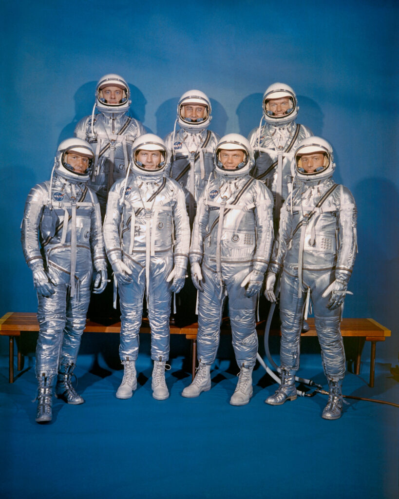 Épisode 4 : Les Premières Tentatives (1958-1961) Les sept astronautes du groupe Mercury Seven posant dans leurs combinaisons spatiales argentées.