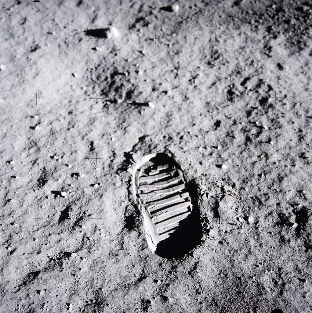 L'empreinte très nette de la botte de Buzz Aldrin sur le sol lunaire.