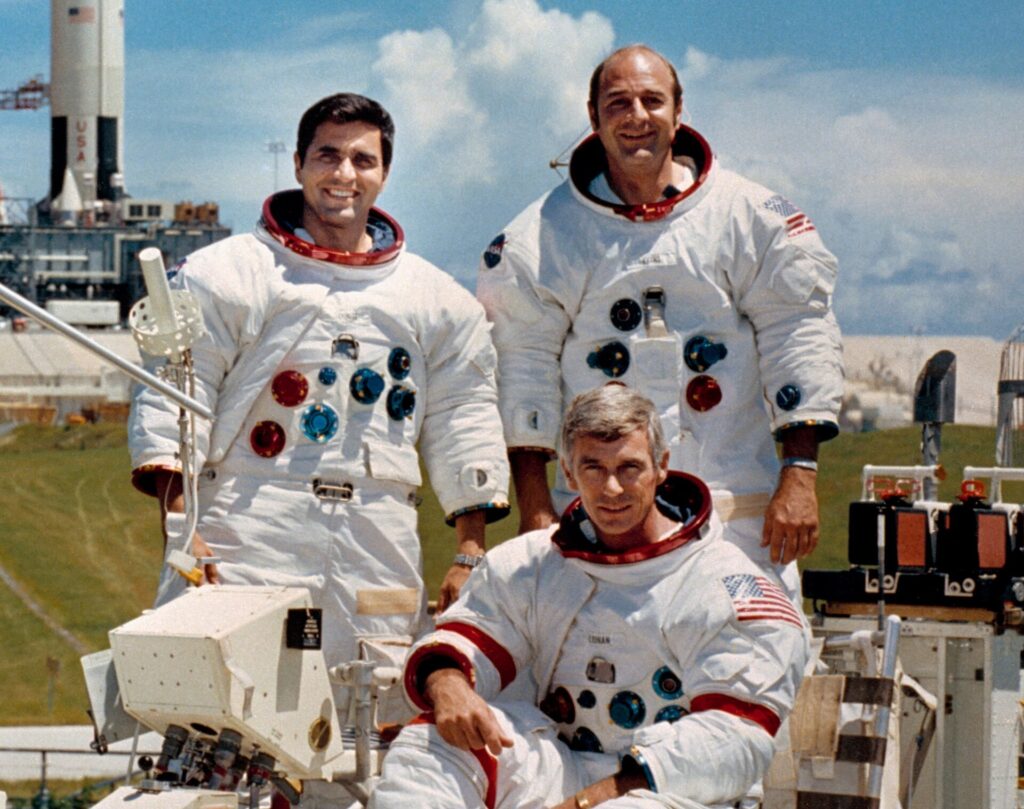 Harrison Schmitt (à gauche), Gene Cernan (assis) et Ronald Evans (à droite).