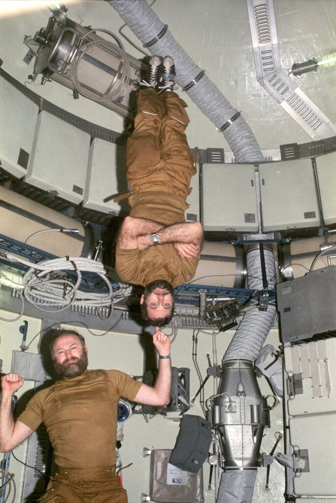 L'astronaute Gerald P. Carr, commandant de la mission Skylab 4, et l'astronaute William R. Pogue pendant la "mutinerie".