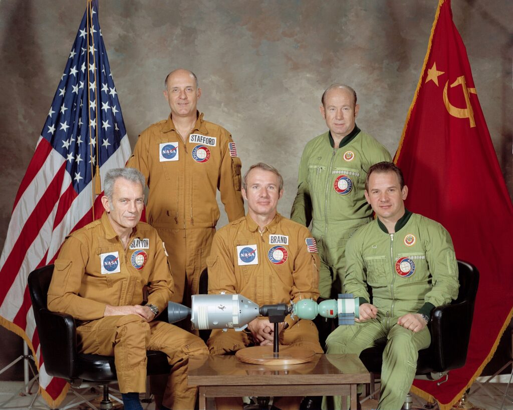 De gauche à droite : les Américains (en combinaisons orange) Slayton, Stafford et Brand, ainsi que les Soviétiques (en combinaisons vertes) Leonov et Koubassov.
