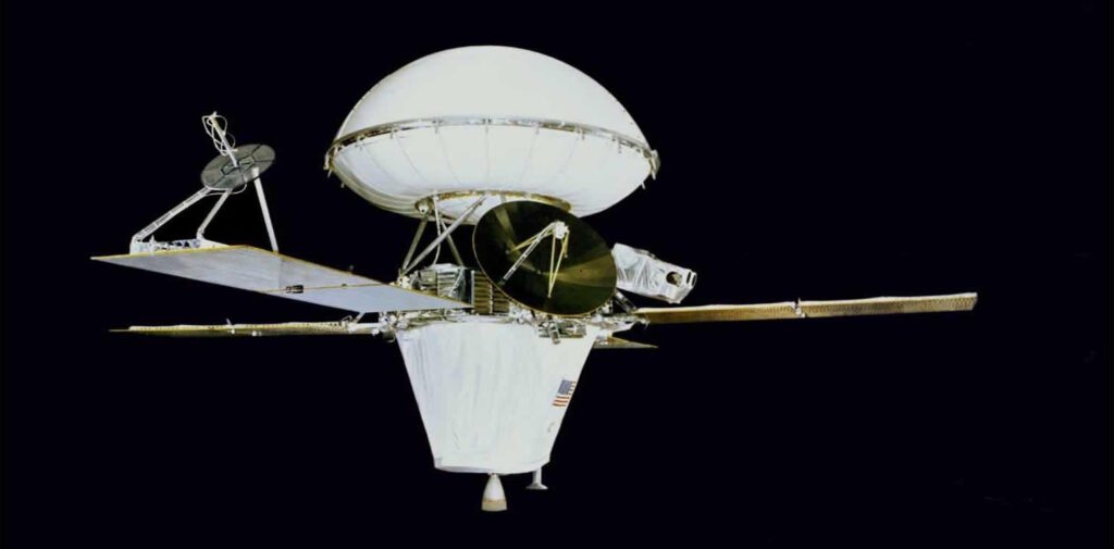 Vue d'artiste de la sonde spatiale avec ses panneaux solaires déployés dans sa configuration durant le transit entre la Terre et Mars. La partie supérieure est un ovoïde dans lequel est encapsulé l'atterrisseur et la partie inférieure correspond à l'orbiteur.