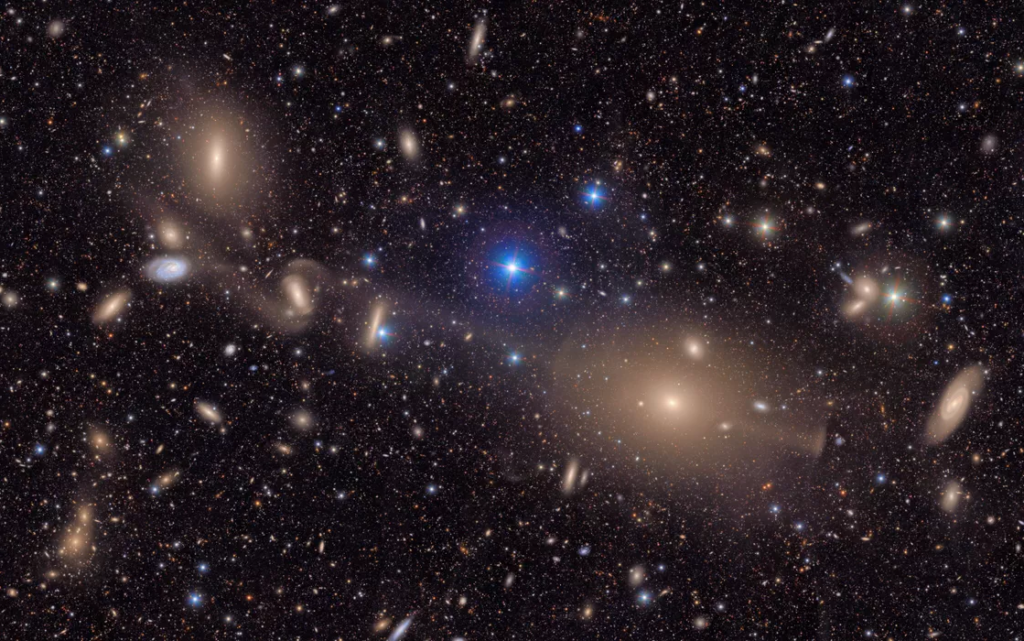 Une partie de l’amas de galaxies de la Vierge. Les étoiles visibles, au premier plan, appartiennent à la Voie Lactée.

© NSF-DOE Vera C. Rubin Observatory
